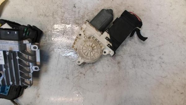 Moteur leve vitre avant gauche VOLKSWAGEN GOLF 4 image 3