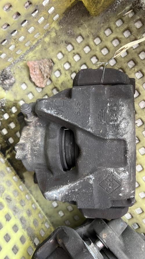 Etrier avant gauche (freinage) RENAULT MEGANE 3 PHASE 1 Diesel image 1