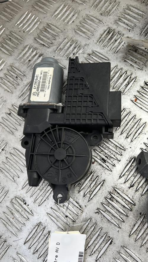 Moteur leve vitre avant droit VOLKSWAGEN image 1