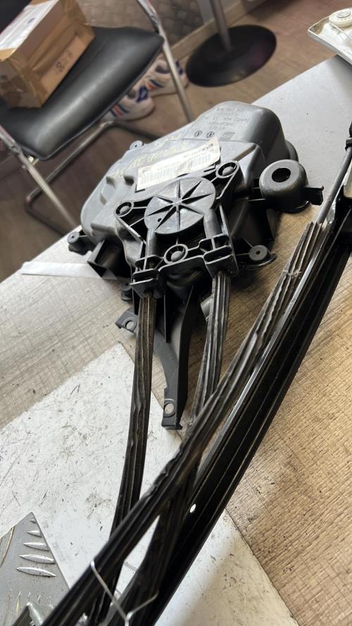 Leve vitre electrique avant gauche SEAT IBIZA 4 PHASE 1 Diesel image 1