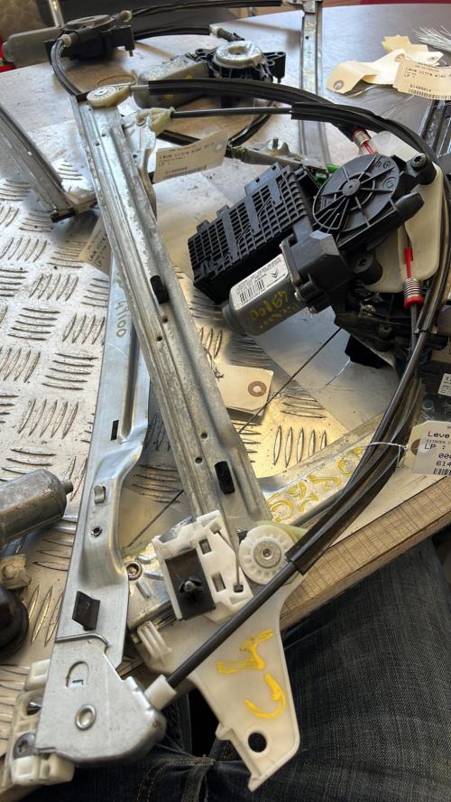 Leve vitre electrique avant droit CITROEN C4 PICASSO 1 Diesel image 1