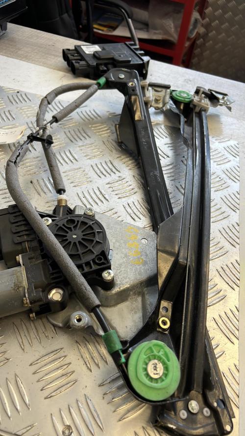 Leve vitre electrique avant droit FORD FOCUS 1 ESS image 1