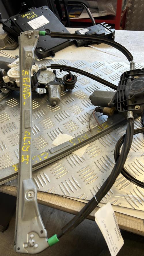 Leve vitre electrique avant droit RENAULT CLIO 2 PHASE 2 image 1