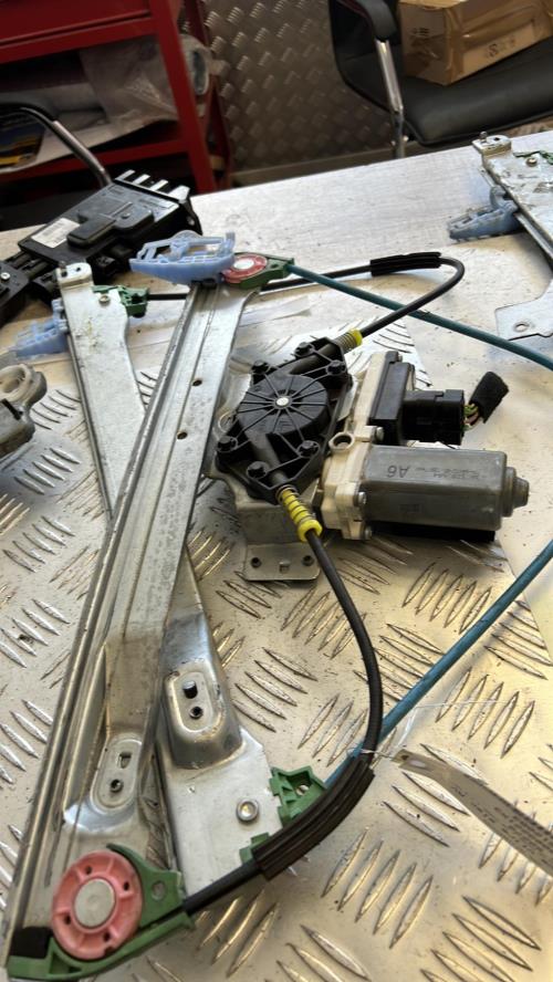 Leve vitre electrique avant gauche CITROEN C2 PHASE 1 Diesel image 1