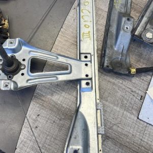 Leve vitre mecanique arriere droit RENAULT CLIO 3 PHASE 1 image 1