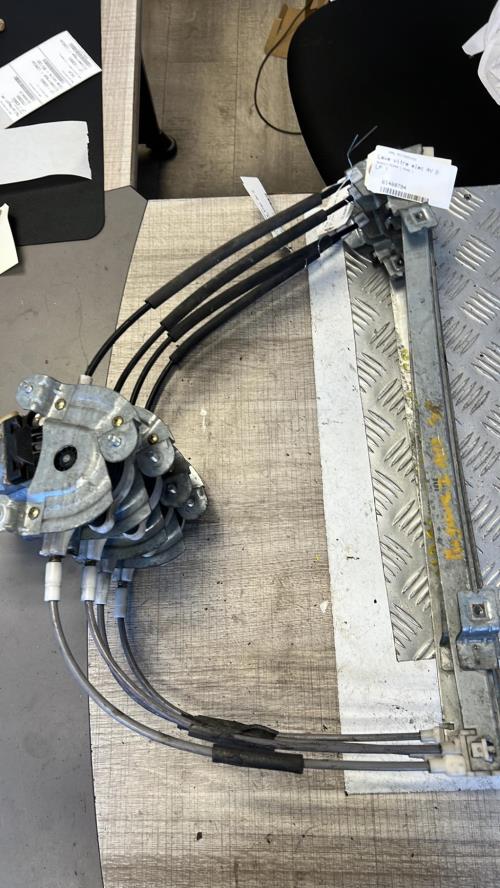 Leve vitre electrique avant droit RENAULT MEGANE 1 PHASE 1 image 1