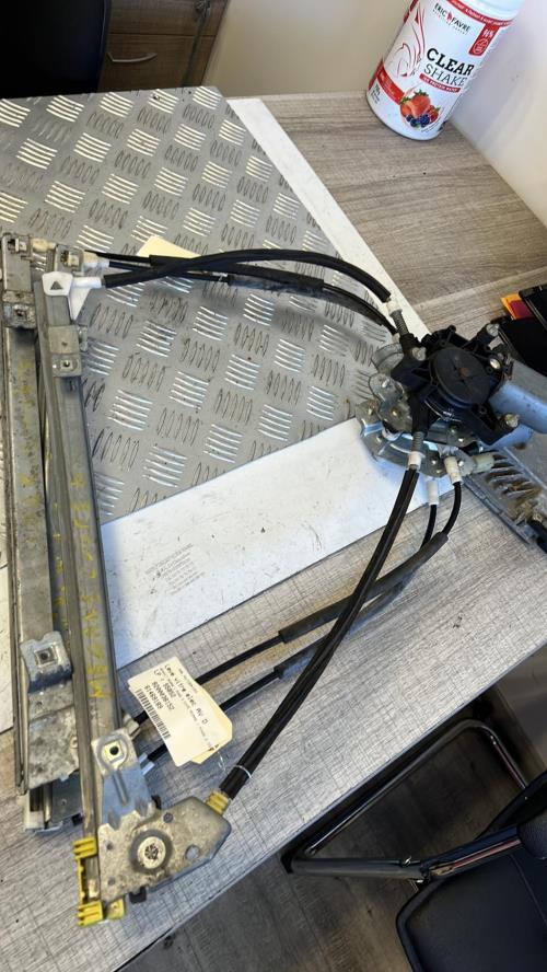 Leve vitre electrique avant droit RENAULT MEGANE 1 PHASE 2 COUPE ESS image 1