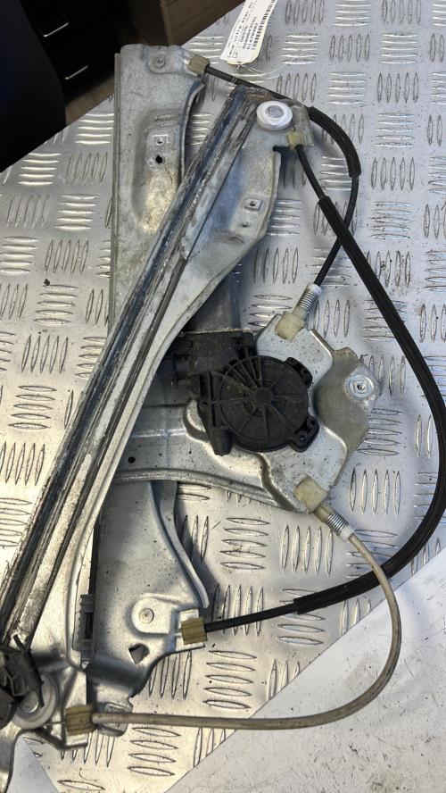 Leve vitre electrique avant gauche RENAULT CLIO 3 PHASE 1 BREAK GAZOLE image 1