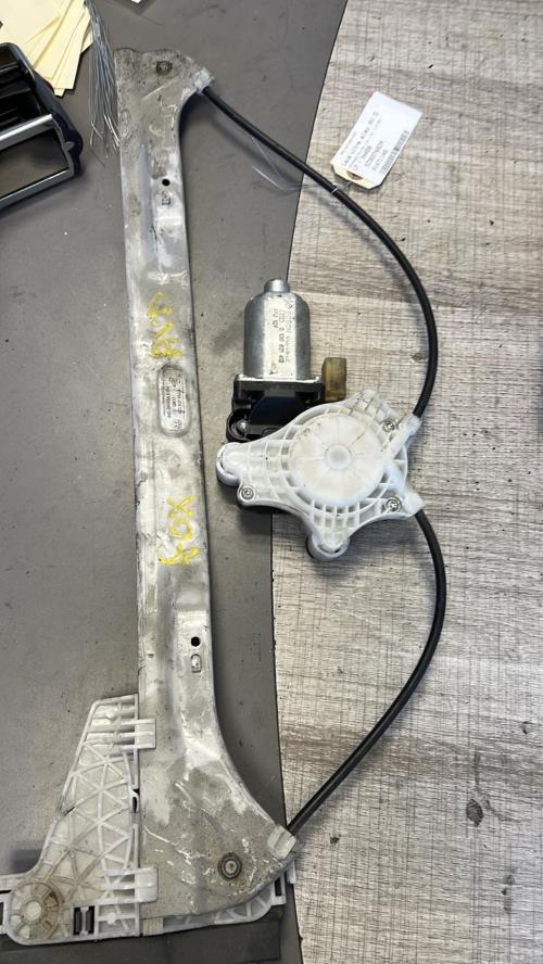 Leve vitre electrique avant droit VOLKSWAGEN FOX ESS image 1