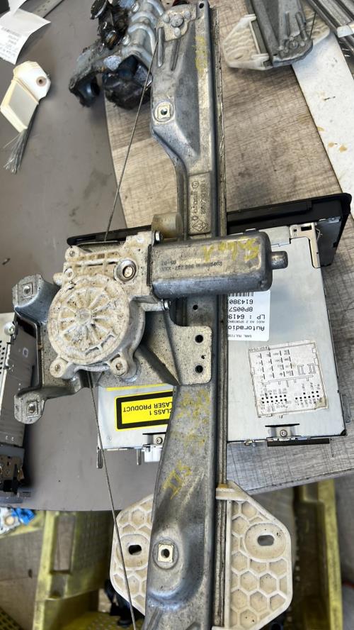 Leve vitre electrique arriere gauche RENAULT CLIO 2 PHASE 2 Diesel image 1