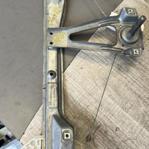 Leve vitre mecanique arriere gauche RENAULT CLIO 2 PHASE 2 image 1