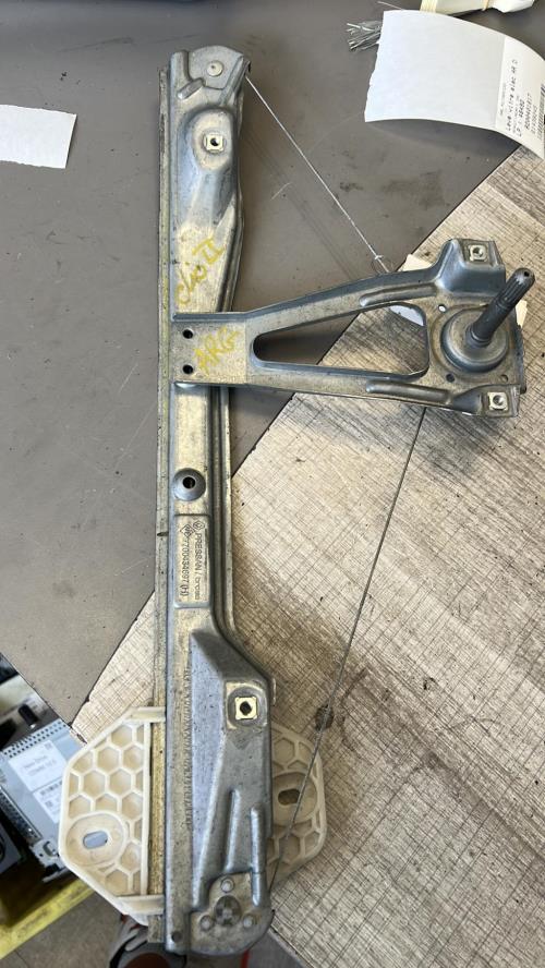 Leve vitre mecanique arriere gauche RENAULT CLIO 2 PHASE 2 image 1