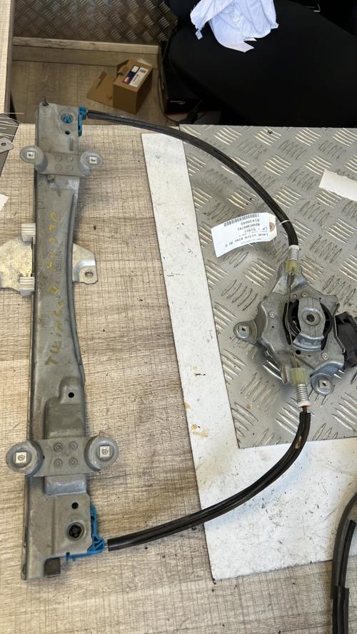 Leve vitre electrique avant droit RENAULT image 1