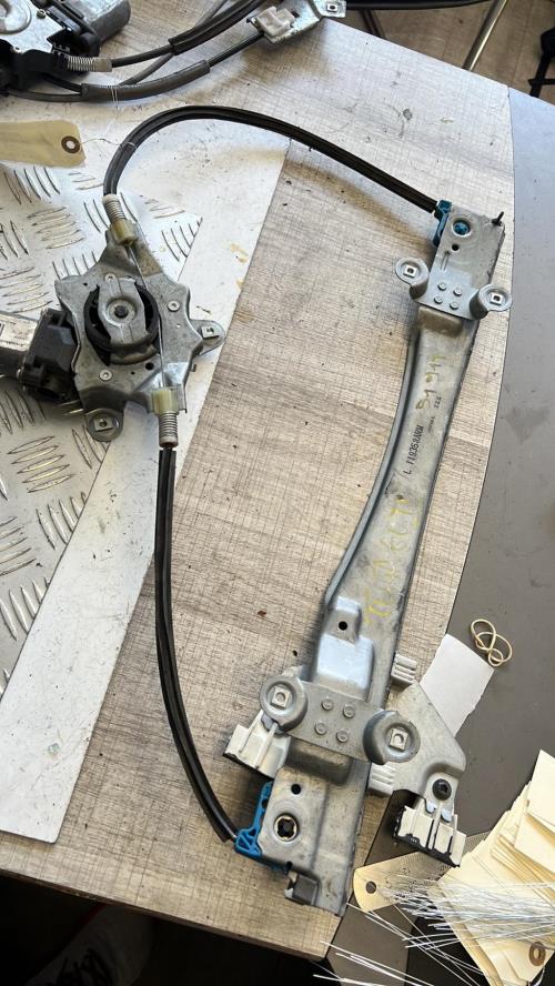Leve vitre electrique avant gauche RENAULT image 1