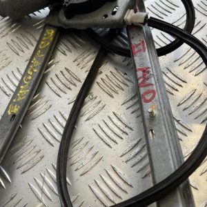 Leve vitre electrique avant droit RENAULT image 1