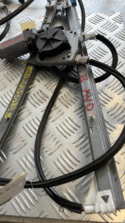 Leve vitre electrique avant droit RENAULT image 1