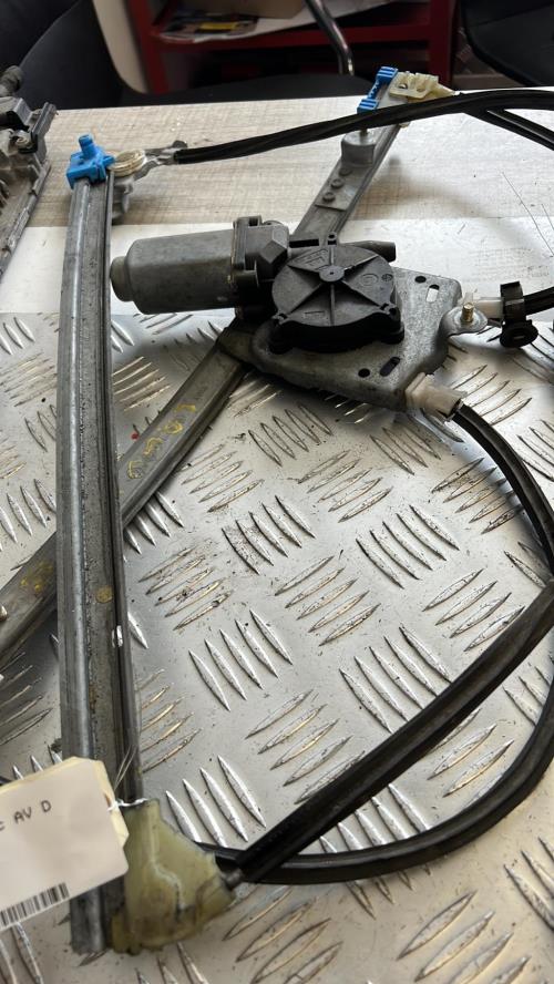 Leve vitre electrique avant droit RENAULT image 1