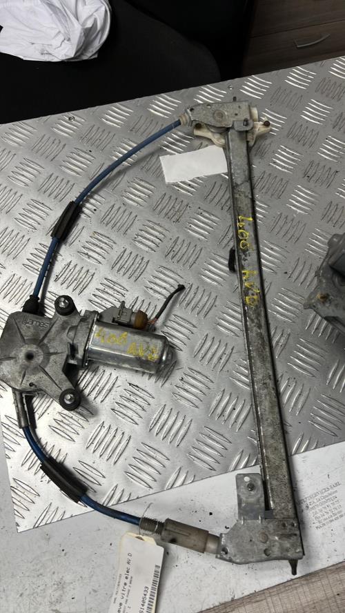Leve vitre electrique avant droit PEUGEOT 406 PHASE 2 BREAK image 1