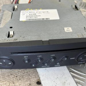Autoradio d'origine RENAULT CLIO 3 PHASE 1 BREAK Diesel image 1