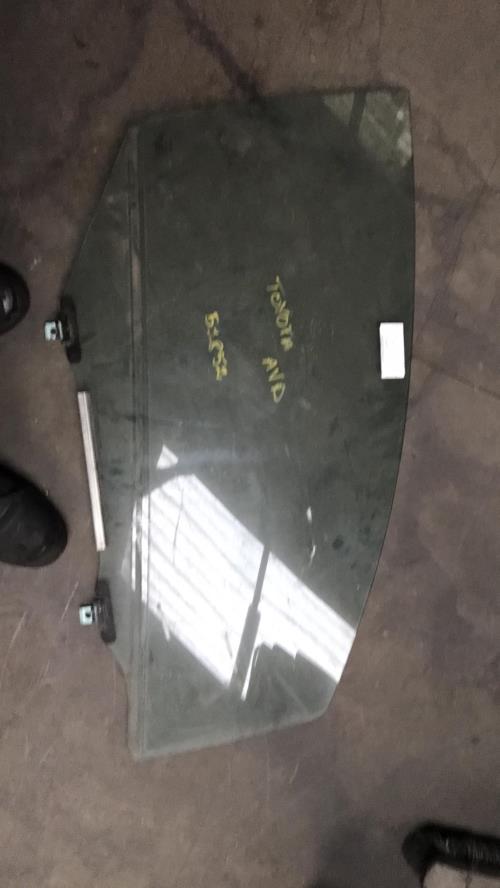 Vitre avant droit TOYOTA YARIS 2 PHASE 1 Diesel image 1