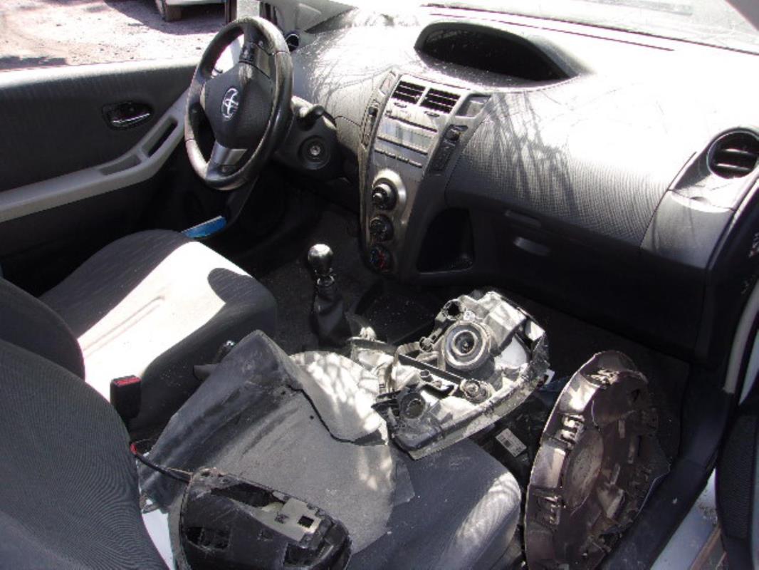 Vitre avant droit TOYOTA YARIS 2 PHASE 1 Diesel image 2