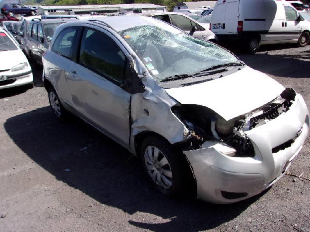 Vitre avant droit TOYOTA YARIS 2 PHASE 1 Diesel image 4