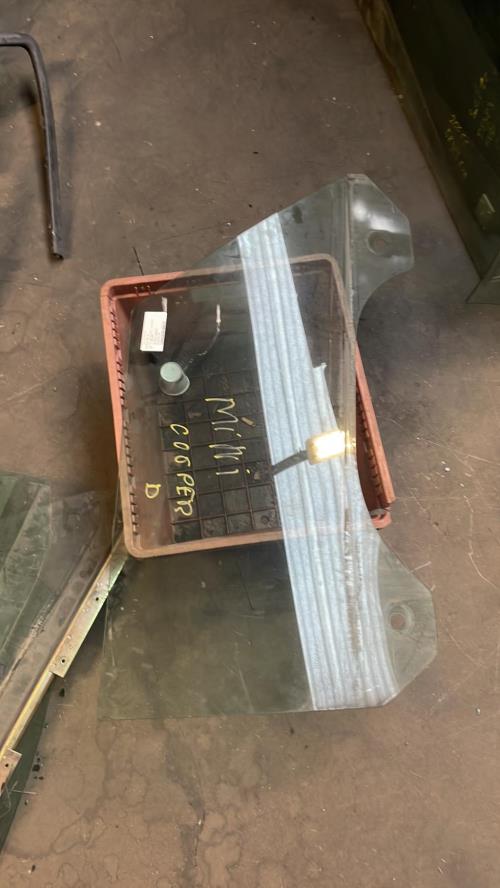 Vitre avant droit MINI MINI 1 R50/R53 PHASE 1 Essence image 1