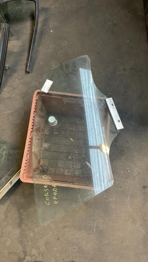 Vitre avant droit OPEL CORSA D PHASE 1 Diesel image 1