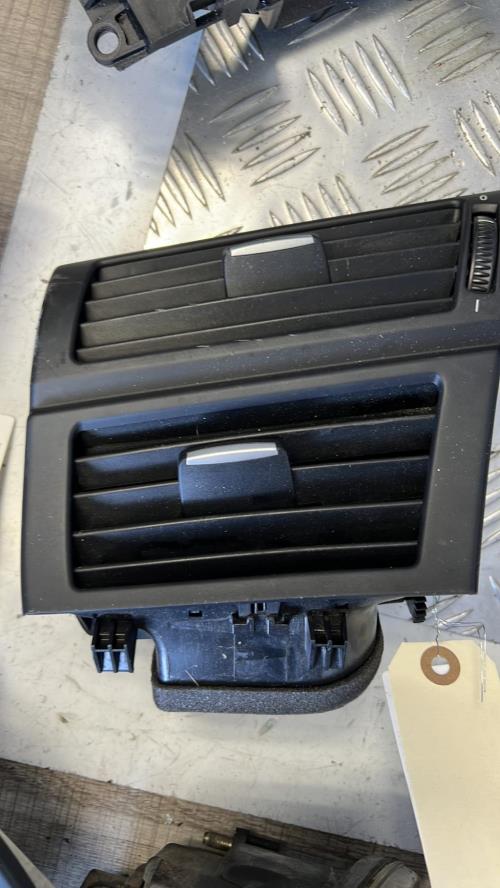 Aerateur tableau de bord avant droit BMW image 1