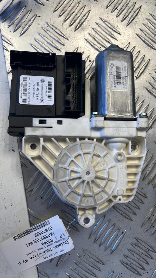 Moteur leve vitre avant droit VOLKSWAGEN PASSAT 5 BREAK Diesel image 1