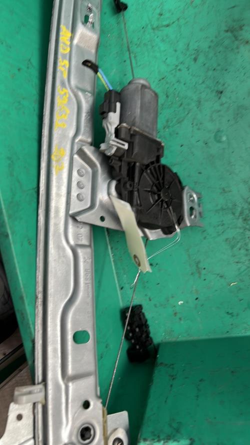 Leve vitre electrique avant droit PEUGEOT 207 PHASE 1 Diesel image 1