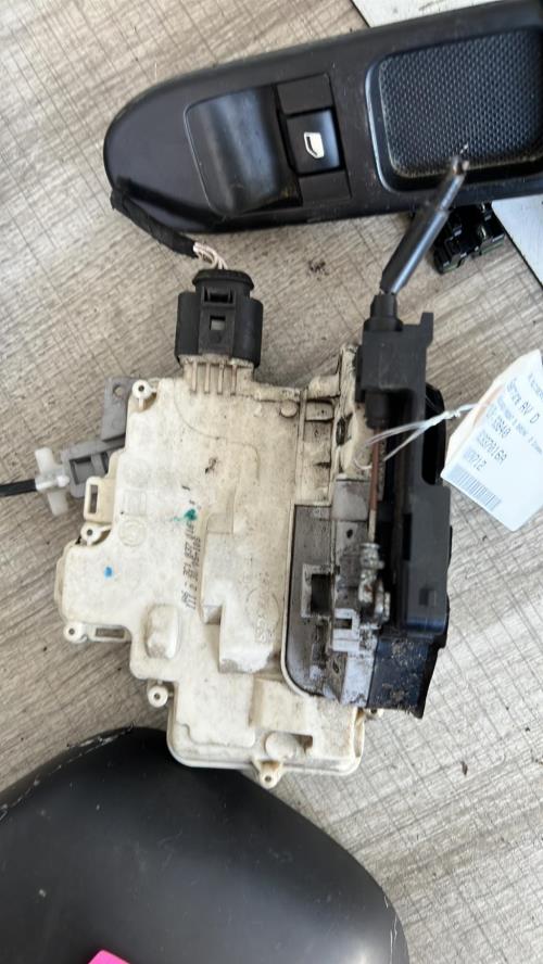 Serrure avant droit VOLKSWAGEN PASSAT 5 BREAK Diesel image 1