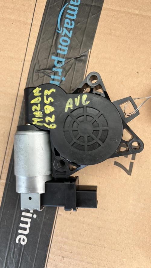 Moteur leve vitre avant gauche MAZDA 3 1 PHASE 2 Diesel image 1