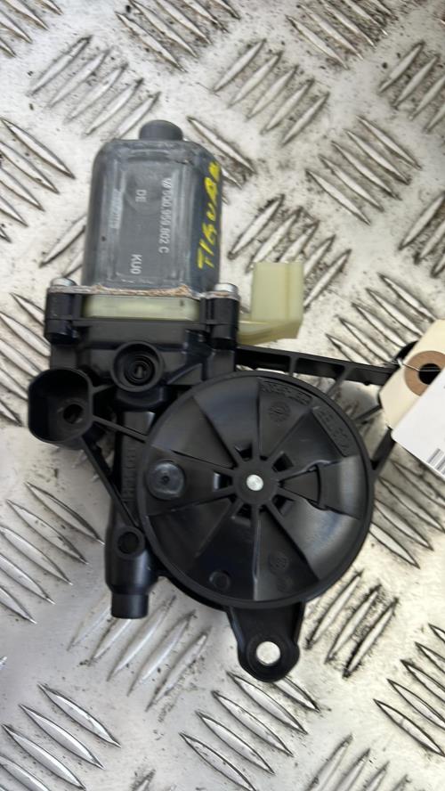 Moteur leve vitre avant gauche VOLKSWAGEN image 1