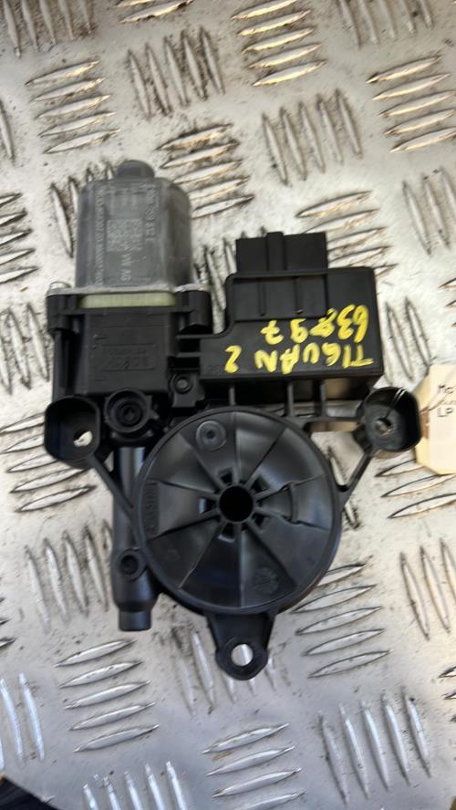 Moteur leve vitre arriere droit VOLKSWAGEN image 1