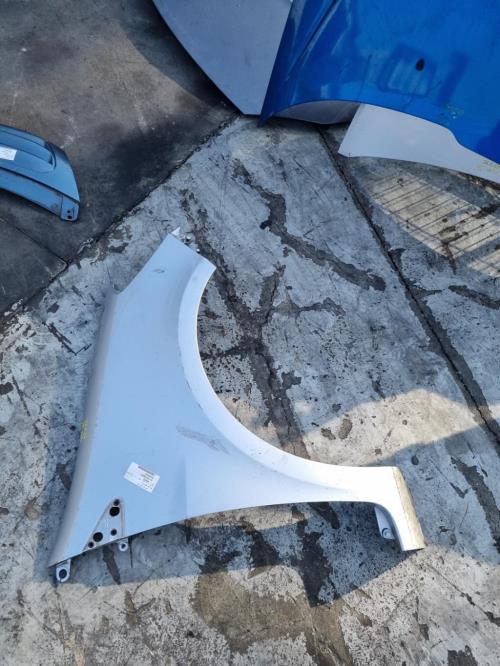 Aile avant droit RENAULT CLIO 3 PHASE 1 BREAK Diesel image 1