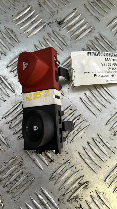 Bouton de warning RENAULT MEGANE 2 PHASE 2 BREAK Diesel image 1