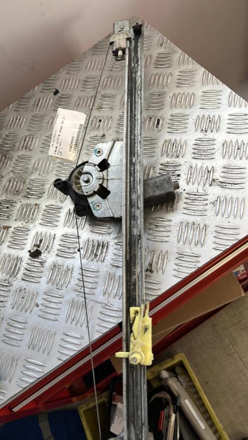 Leve vitre electrique avant droit RENAULT TRAFIC 2 PHASE 2 GAZOLE image 4