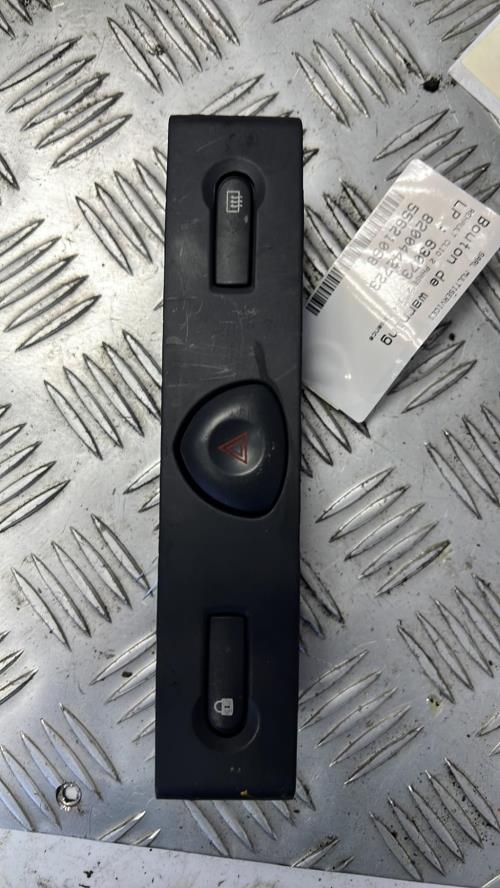 Bouton de warning RENAULT CLIO 2 PHASE 2 Essence image 1