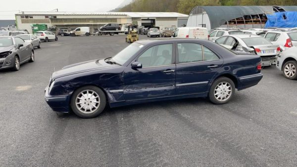 Feu arriere secondaire gauche (feux) MERCEDES CLASSE E 210 PHASE 2 Diesel image 3