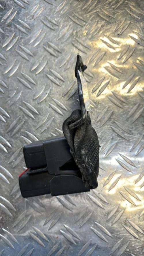 Attache ceinture arriere droit RENAULT CLIO 2 CAMPUS PHASE 1 Diesel image 3