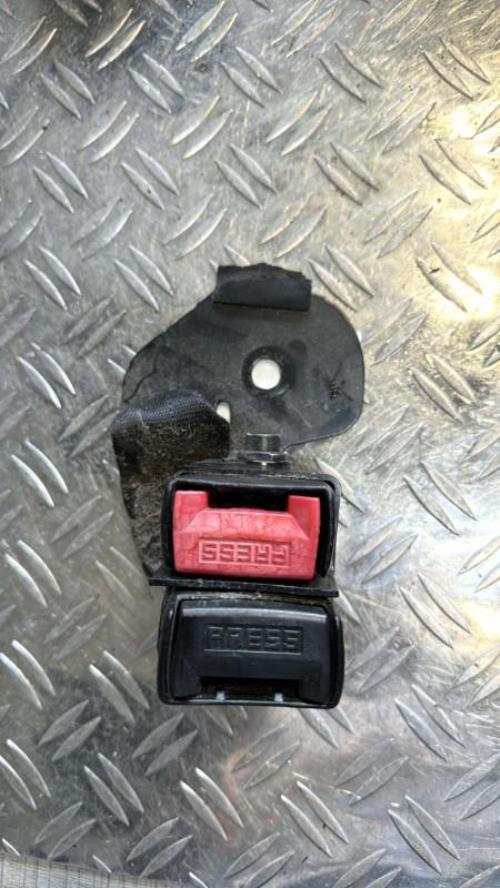 Attache ceinture arriere gauche RENAULT CLIO 2 CAMPUS PHASE 1 Diesel image 1