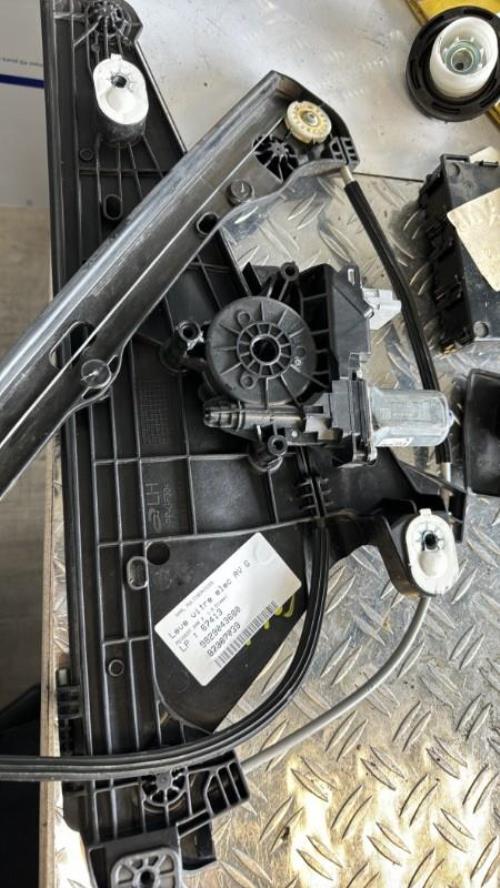 Leve vitre electrique avant gauche PEUGEOT 208 2 Diesel image 2