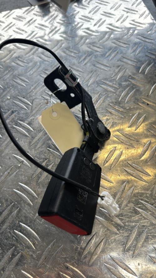 Attache ceinture arriere gauche PEUGEOT 308 2 SW PHASE 1 BREAK Diesel image 3