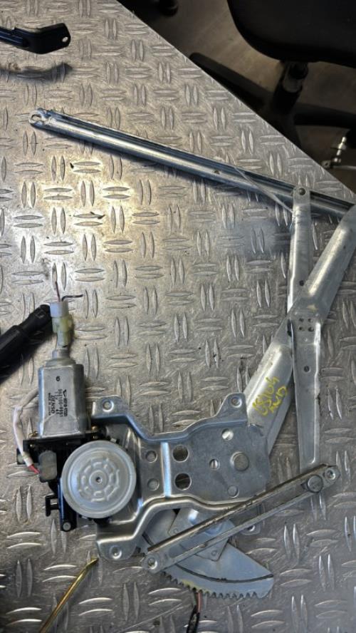 Leve vitre mecanique avant droit DAIHATSU SIRION 1 Essence image 3