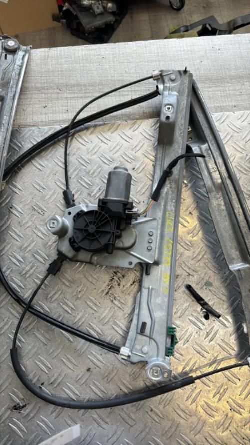 Leve vitre electrique avant droit RENAULT CLIO 3 PHASE 1 Diesel image 3
