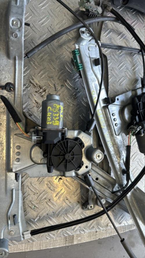 Leve vitre electrique avant gauche RENAULT CLIO 3 PHASE 1 Diesel image 1