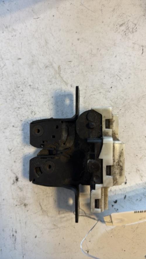 Serrure de coffre RENAULT CLIO 3 PHASE 1 Diesel image 3
