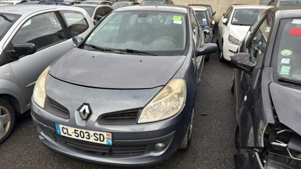 Pare boue avant gauche RENAULT CLIO 3 PHASE 1 Diesel image 1