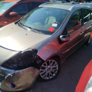 Pare boue avant droit RENAULT CLIO 3 PHASE 1 BREAK Diesel image 1